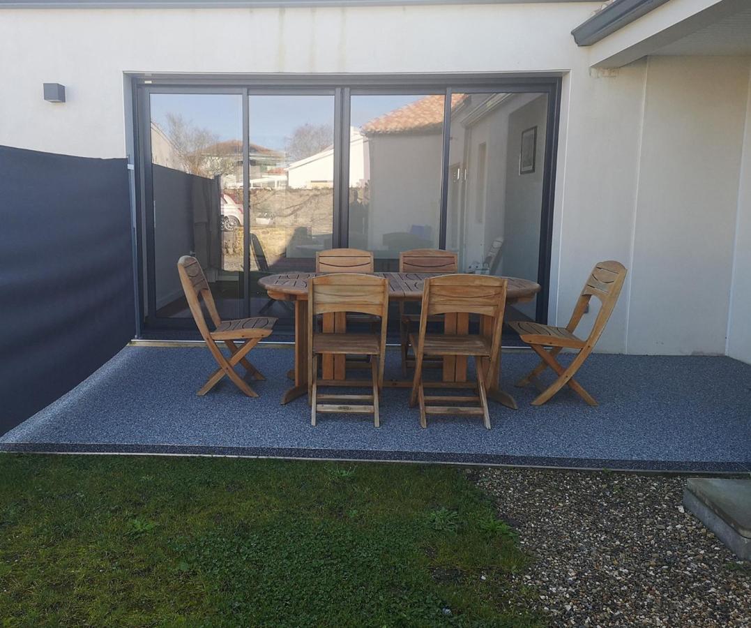 Le Cachet D'Une Maison De Centre-Bourg A Beauvoir-Sur-Mer Exterior photo